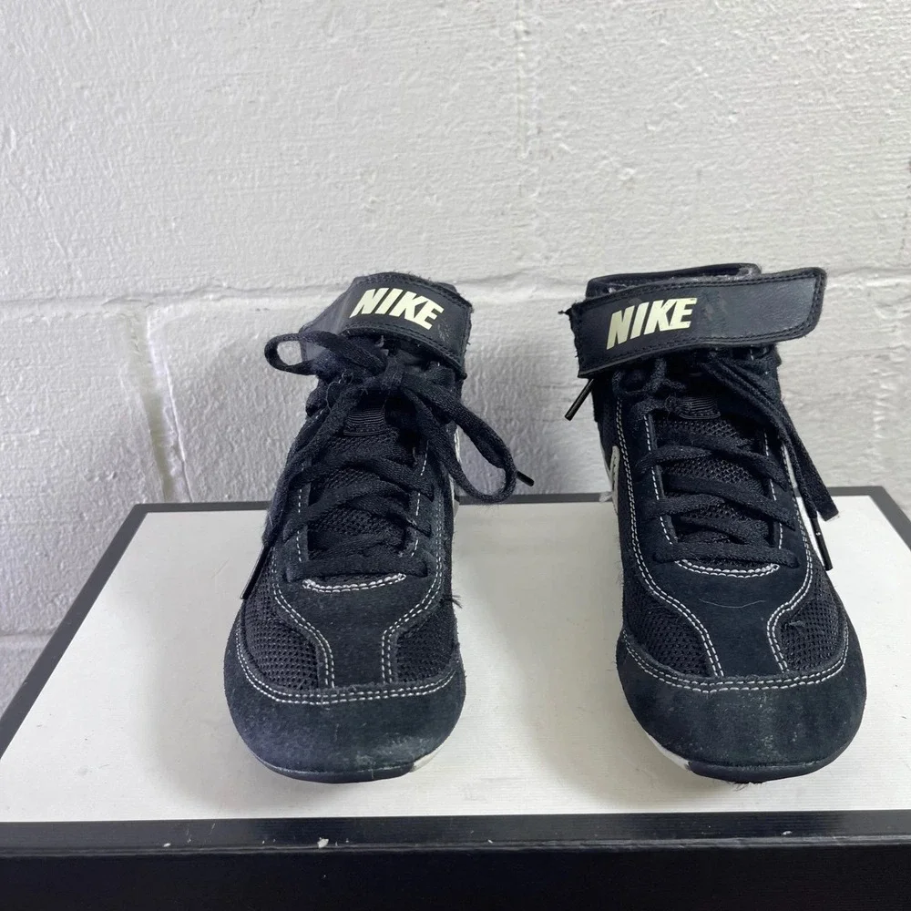 Nike Speedsweep VII GS Wrestling Shoes 366684-001 Black White Boys Size 3 Y